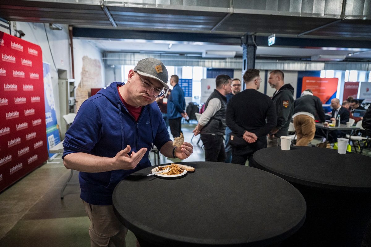Uczestnik hackathonu CIVIL42 podczas przerwy na legendarny bigos