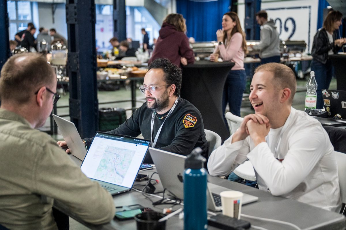 Zespół hackathonu CIVIL42 pracuje wspólnie przy komputerach
