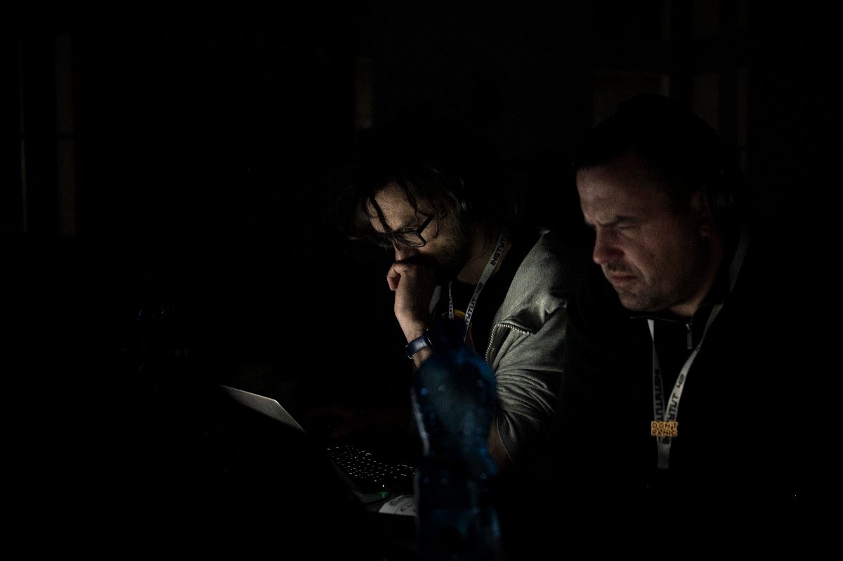 Uczestnicy CIVIL42 2026 pracują nocą nad projektem hackathonowym