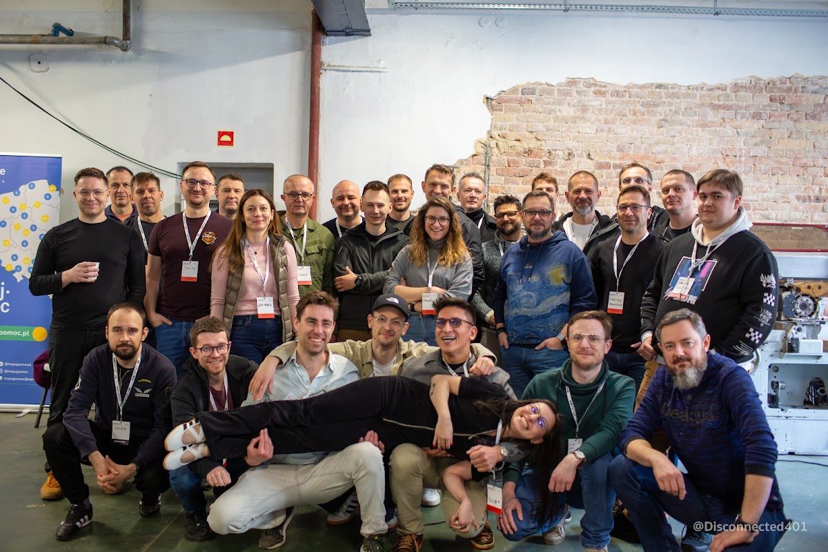 Uczestnicy i mentorzy hackathonu CIVIL42 2026 na wspólnym zdjęciu