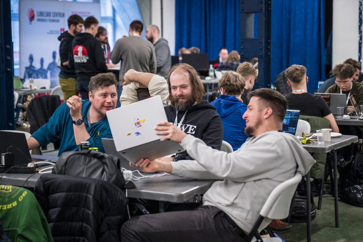 Uczestnicy hackathonu CIVIL42 wspólnie pracują przy komputerach