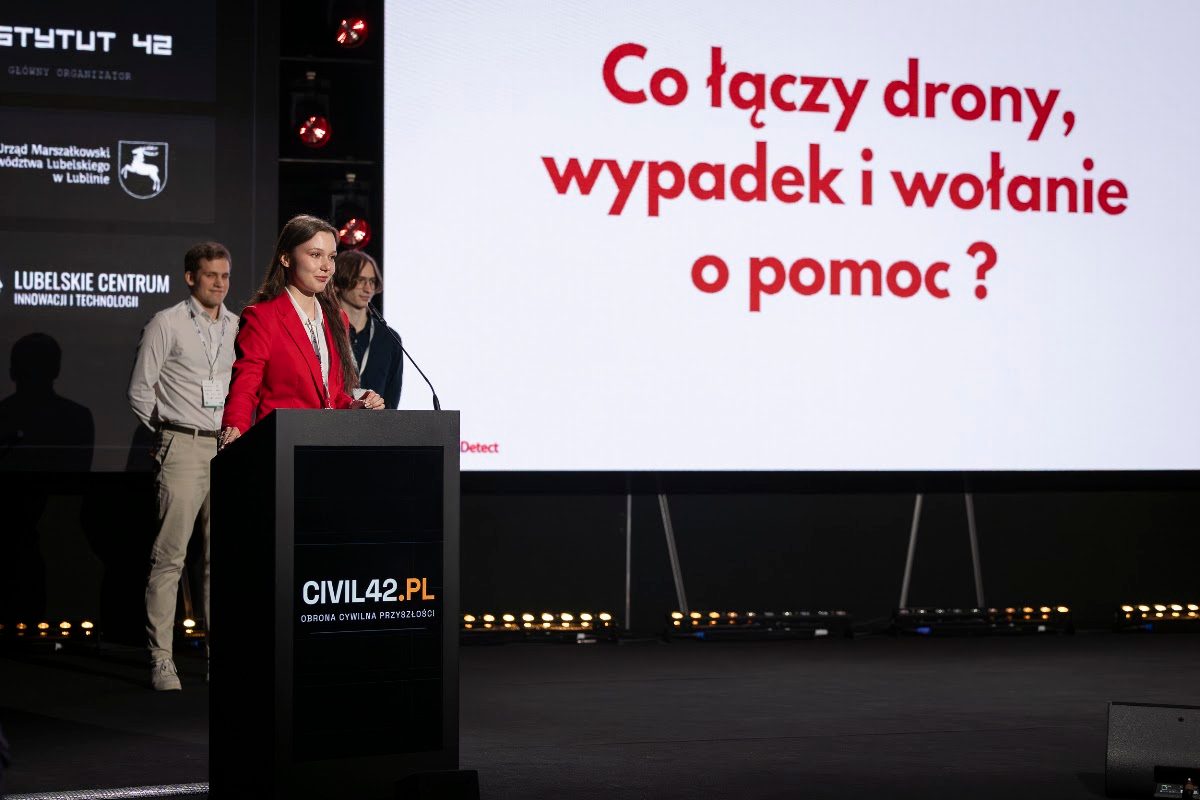 Zespół prezentuje swój projekt podczas finału hackathonu CIVIL42 2026