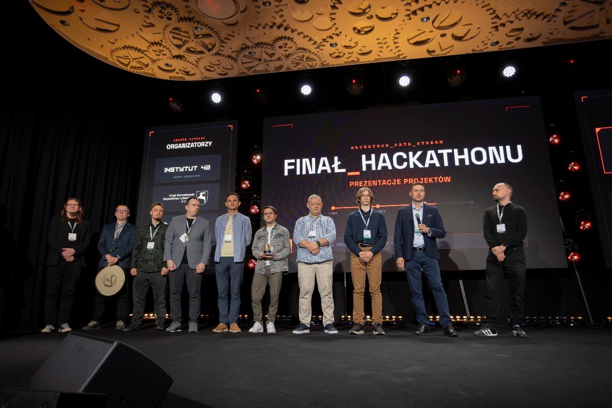 Finaliści hackathonu CIVIL42 2026 na scenie konferencji